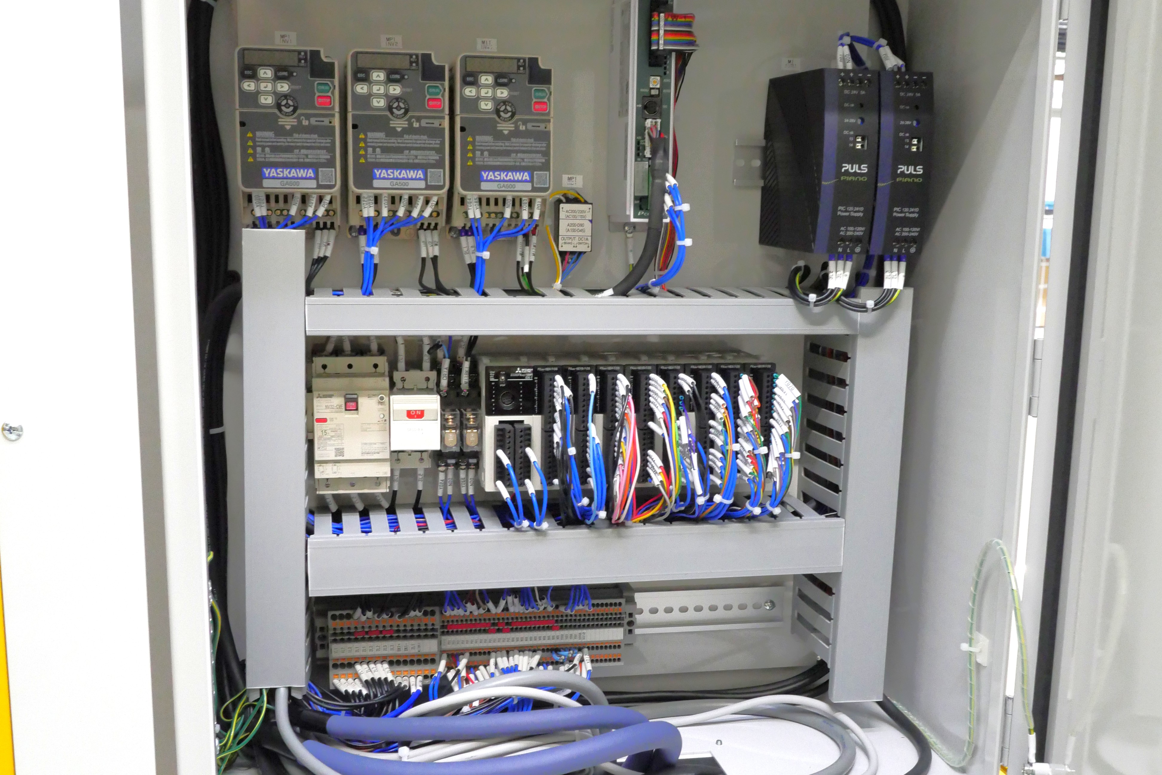 制御盤の組み立て作業風景