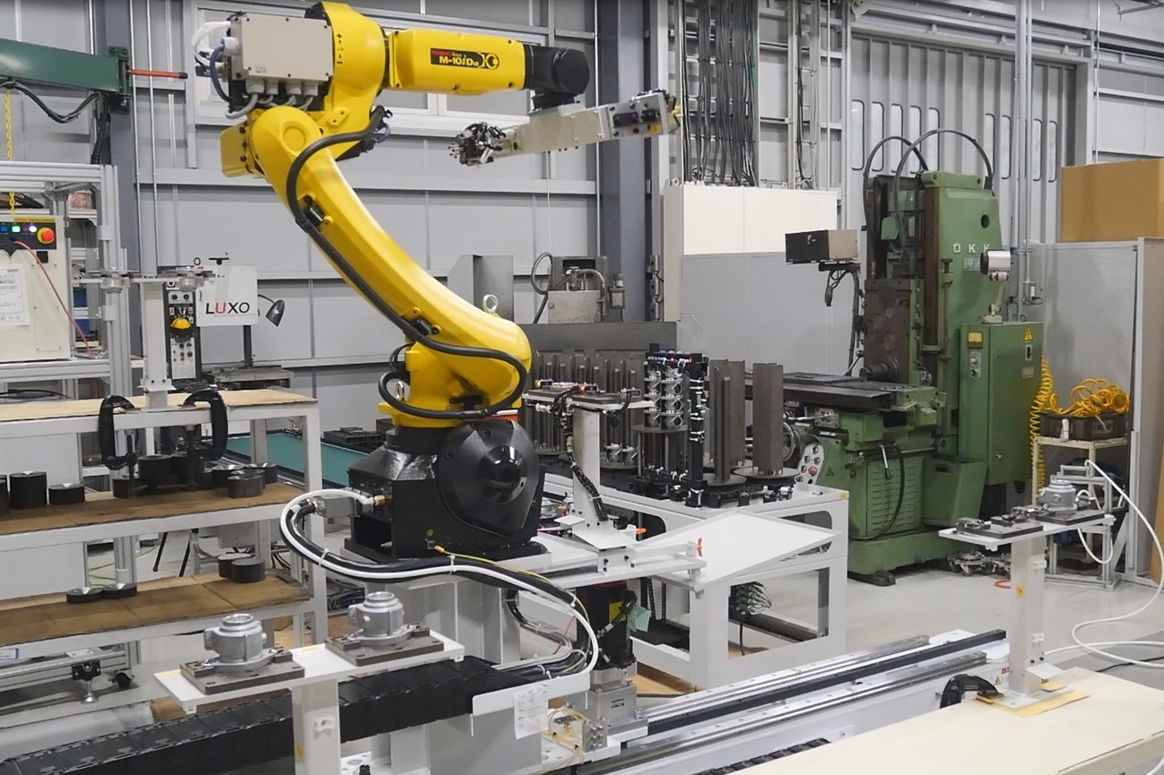 旋盤加工機2台とロボドリル2台を自動化